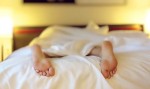 Γιατί δεν κοιμόμαστε καλά μακριά από το κρεβάτι μας