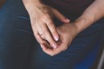 Γιατί κάνουν «κρακ» οι αρθρώσεις στα δάχτυλά μας;