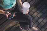 Τα κορίτσια ξενυχτάνε με ένα… κινητό (και τα αγόρια)
