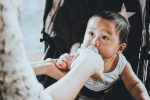 «Όχι» στη χρήση smartphones από… νταντάδες