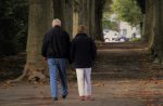 Περισσότερο περπάτημα, λιγότερος κίνδυνος κατάγματος ισχίου για τους ηλικιωμένους