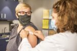 Μειωμένες κατά 75% οι συμπτωματικές λοιμώξεις μετά την πρώτη δόση