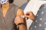 Πέντε φορές μεγαλύτερη προστασία προσφέρει το εμβόλιο σε σχέση με προηγούμενη λοίμωξη