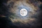 Η Σελήνη ίσως επηρεάζει τον ύπνο μας