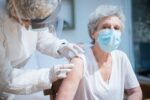 Επιταχύνει το εμβολιαστικό πρόγραμμα – υποχρεωτικός ο εμβολιασμός άνω των 60