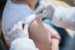 Έχει σημασία σε ποιο χέρι εμβολιαζόμαστε;